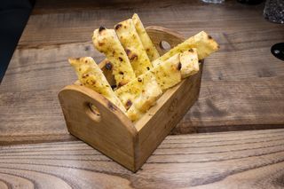 Focaccia sa belim lukom i parmezanom