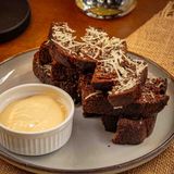 Prženi crni hleb sa sirnim sosom 200g