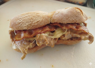 Bifana Bacon e Queijo