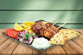 Souvlaki de pui cu bacon la farfurie