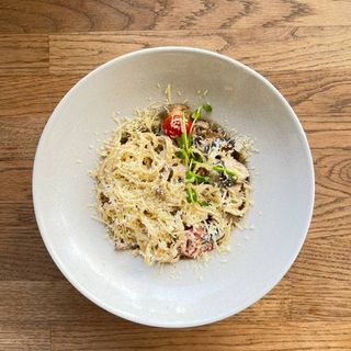 Паста з куркою та грибами