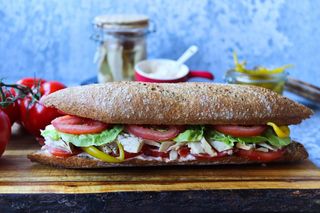 Bocata De Atún, Tomate Y Mayonesa