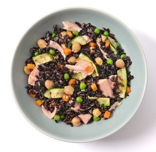 Insalata di riso nero integrale con salmone