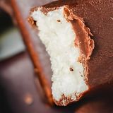 Баунти с кокосова паста и кулинарен шоколад