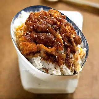 47 - Pollo frito con arroz y salsa teriyaki
