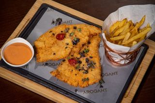 Snitel de pui BIO cu cartoﬁ prajiti si sos de usturoi