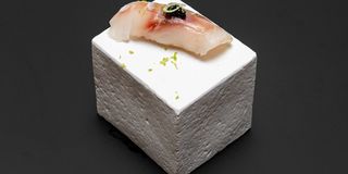 Special nigiri ricciola con perlage di tartufo nero