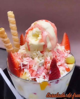 Ensalada De Frutas Con Queso Rallado Y Helado