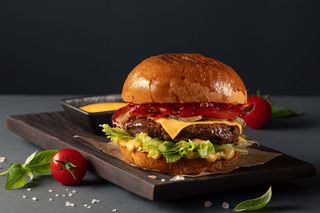 Бургер з яловичою котлетою та перцем конфі