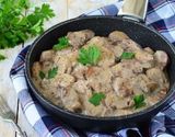 Нежная говядина в сливочно-грибном соусе