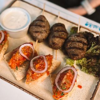 Адана-Кебаб з ікрою баклажан по-одеські на пітті та йогуртовим соусом(400г)