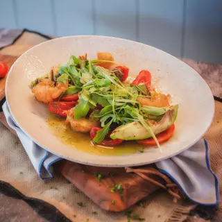 Ensalada de langostinos crujientes