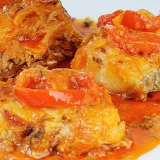 Bacalao a la vizcaína Guarnición patata fritas 
