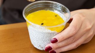 Pudding chia na mleku kokosowym i sojowym z konfiturą