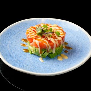 81-Tartar de salmón y aguacate