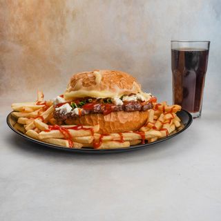 Cheeseburger s pancetom i pomfritom i  piće