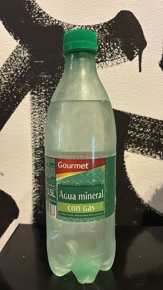 Agua con gas 500ml.