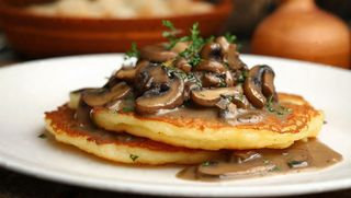 Placki ziemniaczane z sosem pieczarkowym, zupa