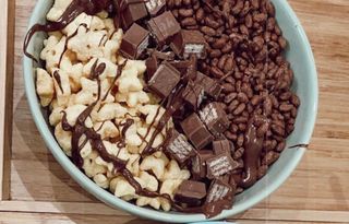 Bol Choco Krispies + Estrellas+ Kit Kat + Nocilla