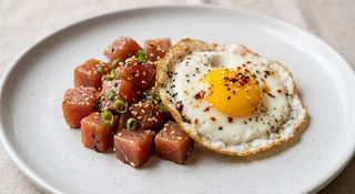 Poke De Atún Con Huevo Frito