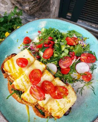 Chałka z halloumi