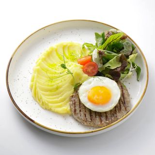 Бифштекс с яйцом