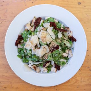 Зелена салата с пилешко филе (200г)