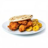 Pollo frito con Arepa, Patacón y Yuca