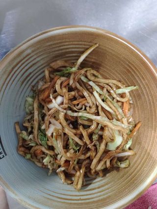 366 Udon rezanci prženi na voku vegetarijanski 