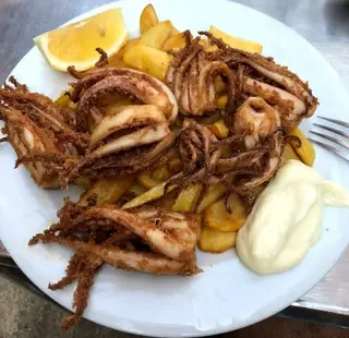Calamares A La Plancha Con Ensaladilla Y Patatas