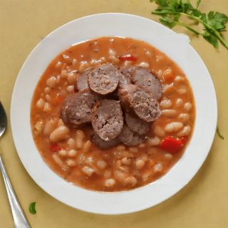 Боб с домашен суджук