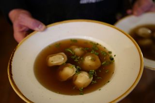 Rosół z pielmieni mięsnymi