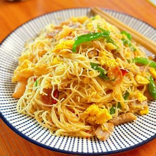 93A.Spaghetti di riso verdure miste e pollo鸡肉炒米粉