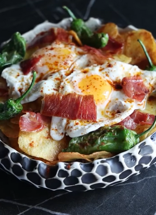 Huevos rotos con jamón (ración)