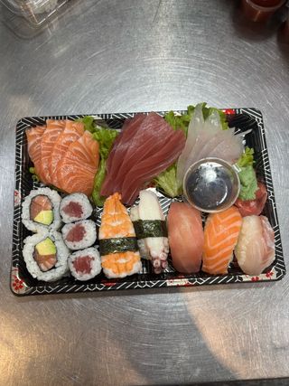 Barca sushi e sashimi per una persona 21 pezzi