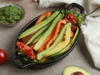 Բանջարեղենի ձողեր ավոկադոյի սոուսով