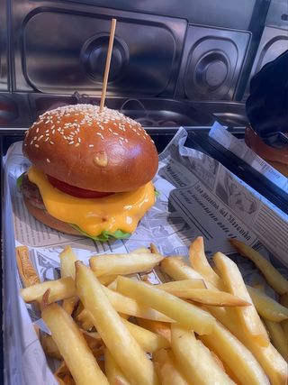 Menú Cheeseburger (130 G.)