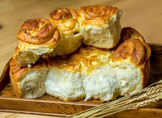Домашен тутманик с краве сирене, масло, яйца и краве мляко