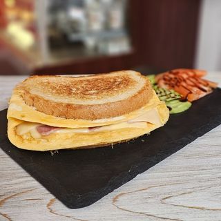 Препечен тост в омлет с шунка и гауда