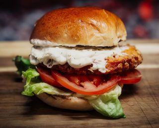 Hamburguesa con lechuga y tomate