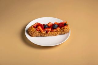 Ягодный эклер.