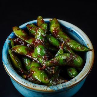 Edamame picante con salsa kimchi