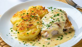 Pui cu sos de brânzeturi și cartofi gratinaţi