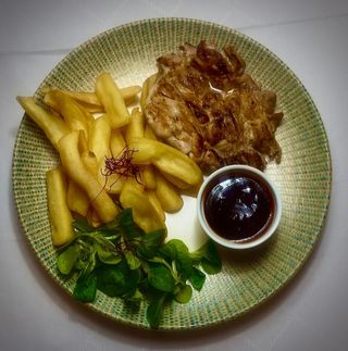 Pulpe de pui dezosate cu cartofi pai și sos la alegere