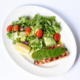 Salmone alla Griglia con pesto di rucola e insalata mista