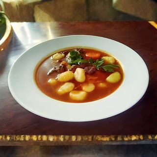 Goveđi gulaš sa njokama ili pireom