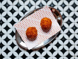 Arancini z mozzarellą i sosem pomodoro 
