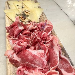 Taula De Pernil Ibèric I Formatge Manxec Vell