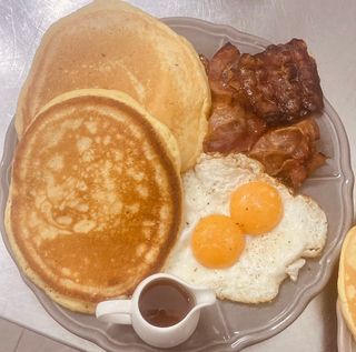 Pancake con uova all'occhio di bue e bacon croccante