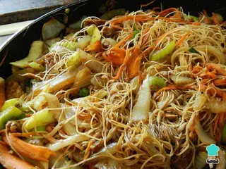 Fideos de arroz fritos tres delicias